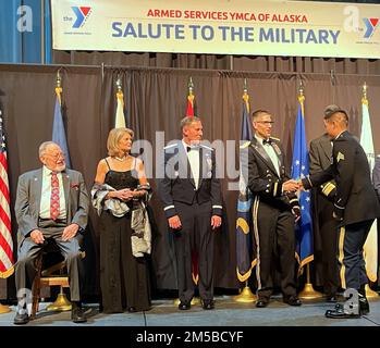 ÉTATS-UNIS Armée Alaska (USARAK) le général commandant Brian S. Eifler félicite les États-Unis Le Sgt Jun Mo Jeon, qui représentait l'USARAK au YMCA des services armés (ASYMCA) de l'Alaska Salute 45th au banquet militaire, le 19 février 2022, au Egan Centre, au centre-ville d'Anchorage, en Alaska. Jeon était l'un des 12 militaires enrôlées par des jeunes, de toutes les branches de service, que l'ASYMCA d'Alaska a nommé comme personne de service de l'année. Il est un médaillé de combat affecté à la Compagnie du quartier général et du quartier général, 3rd Bataillon, 501st Régiment d'infanterie de parachutisme, 4th équipe de combat de la Brigade d'infanterie (ai Banque D'Images