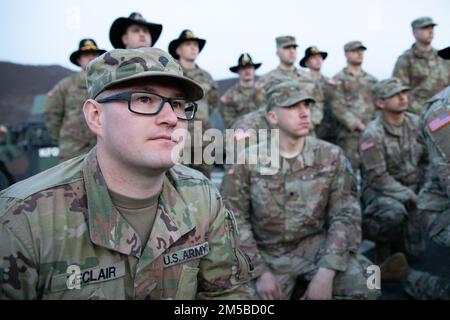 ÉTATS-UNIS Les soldats de l'armée de la Force 29 du Commandement régional est du Kosovo participent à la cérémonie de fin de tournée à Camp Nothing Hill, Kosovo, 19 février 2022. Cet événement marque la fin d'un déploiement d'un an à l'appui du maintien de la paix sous la direction de l'OTAN, comme le prévoit la résolution 1244 du Conseil de sécurité des Nations Unies. (É.-U. Photos de l'armée par le sergent d'état-major Barbara Pendl) Banque D'Images