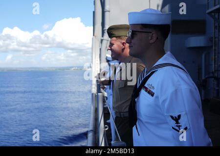 PEARL HARBOR, HAWAII (19 février 2022) les marins et les Marines branchent les rails à bord du navire d'atterrissage amphibie USS Pearl Harbor (LSD 52) alors que le navire se prépare à se rendre à Pearl Harbor, Hawaii, le 19 février 2022. Les marins et les marins du Essex Amphiobie Ready Group (ARG) et de l'unité expéditionnaire maritime (MEU) 11th visitent Pearl Harbor, à Hawaï, le nom de l'USS Pearl Harbor (LSD52), alors qu'ils sont en exploitation dans la flotte américaine 3rd. Banque D'Images
