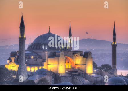 Lever du soleil tôt le matin, Grande Mosquée Sainte-Sophie, 360 AD, site du patrimoine mondial de l'UNESCO, Istanbul, Turquie Banque D'Images