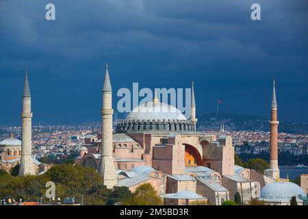 Bientôt la tempête, Grande Mosquée Sainte-Sophie, 360 AD, site du patrimoine mondial de l'UNESCO, Istanbul, Turquie Banque D'Images