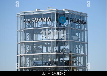 Vue générale d'un concessionnaire de voitures d'occasion Carvana le jeudi 8 décembre 2022, en Ontario, en Californie. (Dylan Stewart/image du sport) Banque D'Images