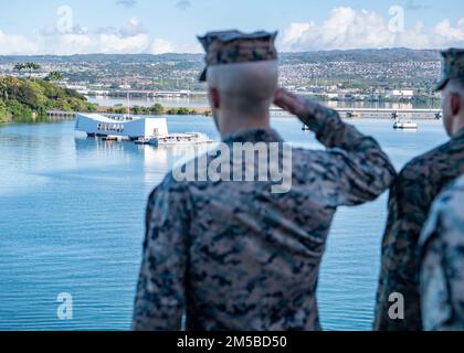 BASE CONJOINTE PEARL HARBOR-HICKAM (19 février 2022) Marines affectée à l'unité expéditionnaire maritime (UMM) de 11th rend hommage au Mémorial de l'USS Arizona à bord du navire d'assaut amphibie USS Essex (LHD 2), 19 février 2022. Marins et marins du Essex amphibie Ready Group (ARG) et 11th MEU visitant la base commune Pearl Harbor-Hickam tout en opérant dans la flotte américaine 3rd. Banque D'Images