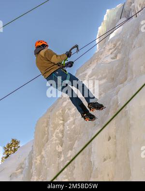 Le Sergent Matthew Babb, un fantassin affecté au 1st Bataillon, 41st Infantry Regiment, 2nd Stryker Brigade combat Team, 4th Infantry Division, descend un mur de glace lors d'un programme de meilleures opportunités pour les soldats uniques (BOSS) et d'un événement d'escalade sur glace au centre de loisirs en plein air, du 18 au 19 février 2022, à Ouray, Colorado. Au cours du voyage, Babb a aidé les débutants à monter en leur donnant des conseils sur la façon de grimper plus en toute sécurité. Banque D'Images