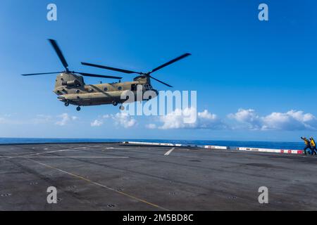 220218-N-VQ947-2139 OCÉAN PACIFIQUE (le 18 février 2022) — un hélicoptère de transport moyen CH-47F Chinook de l'armée, attaché à la Brigade de l'aviation de combat 25th, décolle du pont de vol du quai de transport amphibie de la classe San Antonio USS Portland (LPD 27), le 18 février 2022. Les marins et les Marines du Essex Amphiobie Ready Group (ARG) et de l'unité expéditionnaire maritime 11th (MEU) mènent actuellement des opérations de routine dans la flotte américaine 3rd. Banque D'Images