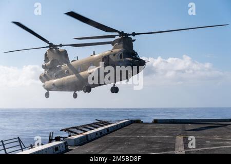 220218-N-VQ947-2086 OCÉAN PACIFIQUE (le 18 février 2022) — un hélicoptère de transport moyen CH-47F Chinook de l'armée, attaché aux terrains de la Brigade de l'aviation de combat 25th sur le pont de vol du quai de transport amphibie de la classe San Antonio USS Portland (LPD 27), le 18 février 2022. Les marins et les Marines du Essex Amphiobie Ready Group (ARG) et de l'unité expéditionnaire maritime 11th (MEU) mènent actuellement des opérations de routine dans la flotte américaine 3rd. Banque D'Images