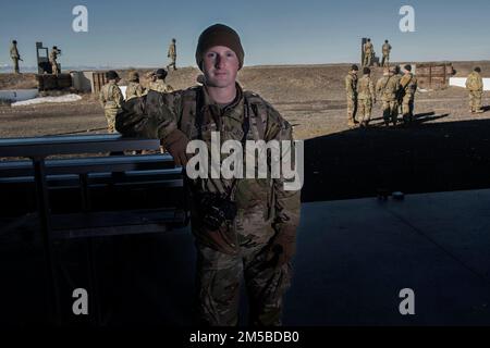 Boise State University Senior ROTC Cadet Colton Cook a grandi à Roseville, en Californie, juste au nord de Sacramento. Après avoir obtenu son diplôme du lycée d'Oakmont, il a décidé d'opter pour la BSU parce qu'il considérait Boise comme une « ville orientée vers l'école ». Il avait aussi des membres de sa famille qui avaient fréquenté l'USB et qui parlaient bien de l'université. Au BSU, il est un Bio Mécanique Major. Il sert le bataillon Bronco cette année à l'officier des affaires publiques en prenant des photographies lors d'activités de formation et en les affichant sur les médias sociaux. Lorsqu'il aura terminé, il se joindra à la branche d'infanterie. Samedi, 19 février, cadets de l’Idaho AR Banque D'Images