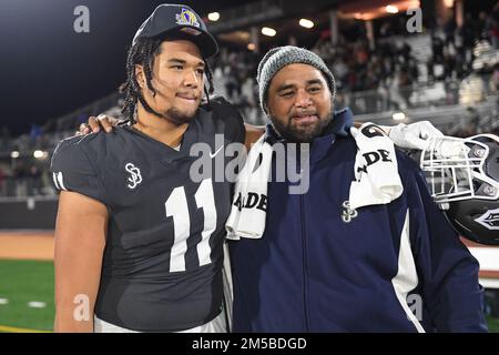St. John Bosco Braves Tight End Matayo Uiagalelei (11) pose avec son père, Dave Uiagalelei, après le football de la CIF Open Division High School de 2022 Banque D'Images