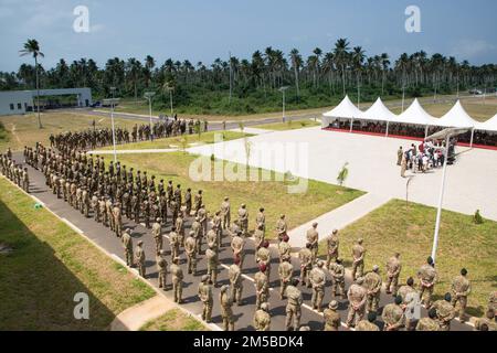 Les participants à Flintlock se tiennent en formation lors de la cérémonie d'ouverture du Flintlock 2022 près d'Abidjan, Côte d'Ivoire, sur 19 février 2022. Cette année, Flintlock est accueilli par la Côte d'Ivoire. Cet exercice vise à renforcer la capacité des principaux pays partenaires de la région à contrer les organisations extrémistes violentes, à collaborer au-delà des frontières et à assurer la sécurité de leurs populations. (Photo de SSG Andrea Salgado Rivera) Banque D'Images