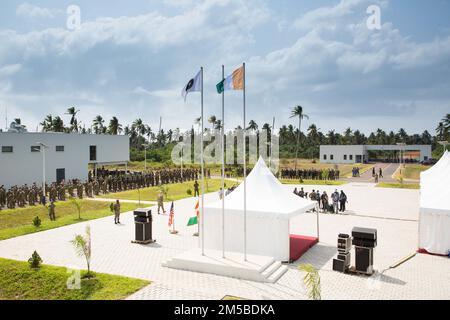 Les participants à Flintlock se tiennent en formation lors de la cérémonie d'ouverture du Flintlock 2022 près d'Abidjan, Côte d'Ivoire, sur 19 février 2022. Cette année, Flintlock est accueilli par la Côte d'Ivoire. Cet exercice vise à renforcer la capacité des principaux pays partenaires de la région à contrer les organisations extrémistes violentes, à collaborer au-delà des frontières et à assurer la sécurité de leurs populations. (Photo de SSG Andrea Salgado Rivera) Banque D'Images