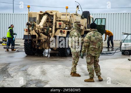 Les troopistes de la Brigade de cavalerie aérienne de 1st lavent leurs véhicules en préparation à un exercice d'entraînement pour Atlantic Resolve le 20 février 2022. Banque D'Images