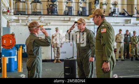 220220-N-ZZ999-0004 MANAMA, Bahreïn (20 février 2022) – États-Unis Sean R. Bailey, sous-commandant de la Marine arrière, États-Unis Commandement central des Forces navales, rend hommage au capitaine Rick Burgess, commandant de l'équipage d'or. L’équipage or de la base maritime expéditionnaire Lewis B. Puller a échangé le commandement avec l’équipage bleu de Puller lors d’une cérémonie, le 20 février. L'extracteur a été déployé dans la zone d'opérations de la flotte américaine 5th à l'appui des opérations navales afin d'assurer la stabilité et la sécurité maritimes dans la région centrale, reliant la Méditerranée et le Pacifique à travers l'océan Indien occidental et trois poins stratégiques Banque D'Images