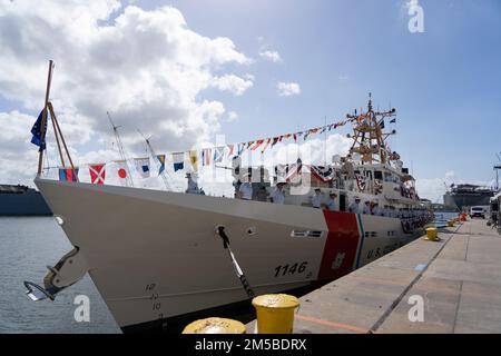 L'équipage du Cutter John Scheuerman de la Garde côtière est à l'attention de l'équipe lors de la cérémonie de mise en service du navire à Tampa, en Floride, le 23 février 2022. Le John Scheuerman est le coupeur à réponse rapide de classe Sentinel 46th et le cinquième des six CRF à être domicilié à Manama, Bahreïn, qui remplacera les bateaux de patrouille de classe Island 110' vieillissants. Banque D'Images