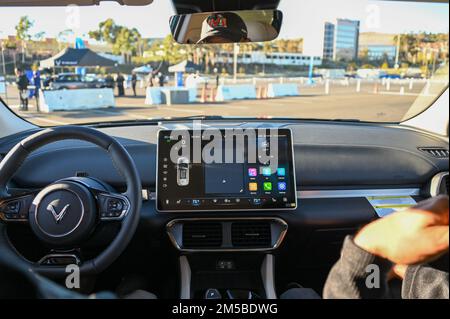 Vue générale de l'intérieur d'une voiture électrique VF 8 eSUV fabriquée par les Vietnamiens lors d'une session d'essai routier le samedi 10 décembre 2022, à sa Banque D'Images