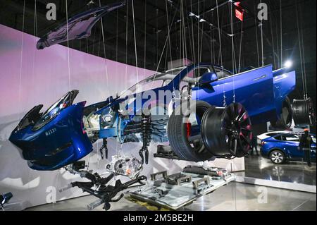 Un modèle y de Tesla est exposé à l'exposition « Inside Tesla » du Musée de l'automobile de Petersen, le mardi 13 décembre 2022, à Los Angeles. (Dylan Stewart/IM Banque D'Images