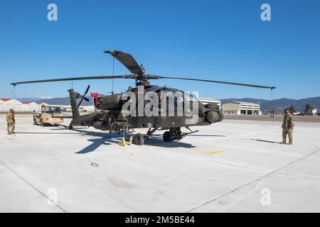 Des soldats de la troupe Charlie, 7th escadron, 17th Cavalry Regiment, déplacent un hélicoptère Apache AH64 en préparation à l'entretien prévu, base aérienne de Stefanovikeio, Grèce, 21 février 2022. Banque D'Images