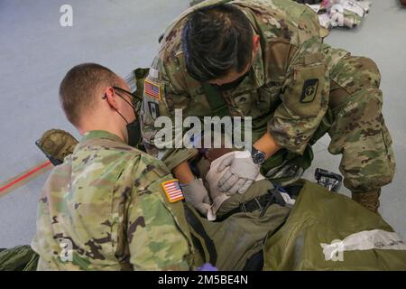 ÉTATS-UNIS Les soldats de l'armée de soutien de la zone de la compagnie médicale 547th traitent la causalité simulée après une simulation de tir actif au joint multinational Readiness Centre, Hohenfels, Allemagne, 21 février 2022. La KFOR 30 est une manifestation multinationale de formation qui a pour but de préparer les unités à leur déploiement dans le Commandement régional du Kosovo à l'est. Banque D'Images