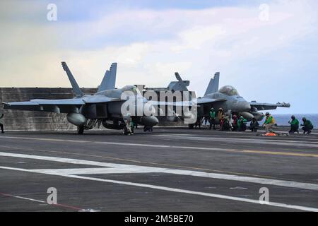 UN avion DE LA MER DES PHILIPPINES (21 février 2022), affecté à l'escadre aérienne Carrier 9, se prépare à lancer à partir du pont de vol du porte-avions de la classe Nimitz USS Abraham Lincoln (CVN 72). Abraham Lincoln Strike Group est en cours de déploiement prévu dans la zone d'exploitation de la flotte américaine 7th afin d'améliorer l'interopérabilité par le biais d'alliances et de partenariats tout en servant de force de réaction prête à l'emploi pour soutenir une région libre et ouverte d'Indo-Pacifique. Banque D'Images