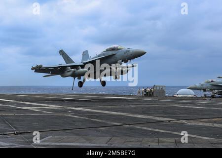 MER DES PHILIPPINES (21 février 2022) un EA-18G Growler, affecté aux « Wizards » de l'escadron d'attaque électronique (VAQ) 133, se prépare à faire un atterrissage arrêté sur le pont de vol du porte-avions de la classe Nimitz USS Abraham Lincoln (CVN 72). Abraham Lincoln Strike Group est en cours de déploiement prévu dans la zone d'exploitation de la flotte américaine 7th afin d'améliorer l'interopérabilité par le biais d'alliances et de partenariats tout en servant de force de réaction prête à l'emploi pour soutenir une région libre et ouverte d'Indo-Pacifique. Banque D'Images