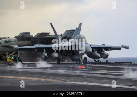 MER DES PHILIPPINES (21 février 2022) un EA-18G Growler, affecté aux « Wizards » de l'escadron d'attaque électronique (VAQ) 133, se prépare à lancer à partir du pont de vol du porte-avions de la classe Nimitz USS Abraham Lincoln (CVN 72). Abraham Lincoln Strike Group est en cours de déploiement prévu dans la zone d'exploitation de la flotte américaine 7th afin d'améliorer l'interopérabilité par le biais d'alliances et de partenariats tout en servant de force de réaction prête à l'emploi pour soutenir une région libre et ouverte d'Indo-Pacifique. Banque D'Images