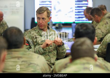 Le colonel Marcus Hunter, un conseiller affecté au bataillon 1st, la Brigade d'assistance de la Force de sécurité 5th, participe à un examen après action au Centre national d'entraînement de fort Irwin, en Californie, le 21 février 2022. Le colonel Hunter et d'autres conseillers s'entraîne aux côtés de l'équipe de combat de la Brigade blindée 2nd, 1st Division d'infanterie pour la durée de la rotation d'action décisive 22-04. Banque D'Images