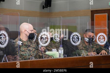 ÉTATS-UNIS Le Sgt. Troy E. Black, sergent-major de la Marine corps de 19th, assiste à un mémoire présenté par le lieutenant-général de la République de Corée Kim Tae-sung, commandant du corps des Marines de la ROK lors d'une visite à Baran, ROK, le 21 février 2022. Au cours de la visite, ils ont rencontré Marines et des dirigeants de toute la Corée pour discuter des partenariats et de la préparation dans la région. Banque D'Images