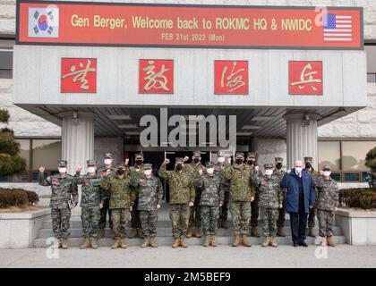 ÉTATS-UNIS Le général David H. Berger, commandant du corps des Marines en 38th, et le sergent Troy E. Black, sergent-major du corps des Marines en 19th, posent pour une photo avec le lieutenant-général Kim Tae-sung, commandant du corps des Marines de la République de Corée, Et le général de division Bradley S. James, commandant des Forces maritimes de Corée, lors d'une visite à Baran, ROK, le 21 février 2022. Au cours de la visite, ils ont rencontré Marines et des dirigeants de toute la Corée pour discuter des partenariats et de la préparation dans la région. Banque D'Images