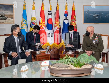 ÉTATS-UNIS Le général David H. Berger, commandant du corps des Marines en 38th, s'entretient avec M. Suh Wook, ministre de la Défense nationale de la République de Corée, lors d'une visite à Séoul, en République de Corée, le 21 février 2022. Au cours de la visite, ils ont rencontré Marines et des dirigeants de toute la Corée pour discuter des partenariats et de la préparation dans la région. Banque D'Images