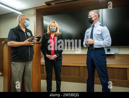 Colonel (à la retraite) James A. Smith, Jr., chef d'état-major du Département des affaires militaires de l'Illinois (IDMA) / Garde nationale de l'Illinois (ILNG), Lori L. Chapman, Et le major général Rich Neely, le général adjutant 40th de l'État de l'Illinois, prononcera des remarques au cours d'une cérémonie en l'honneur du service de Lori, le 23 février 2022. Chapman travaille au Camp Lincoln depuis 31 ans et a aidé des militaires et des civils en poste. Banque D'Images