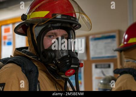 220221-N-FA490-1198 MER DES PHILIPPINES (21 février 2022) – technicien de Hull 2nd classe Michael McAnally, de Luka, Mississippi, affecté au navire de combat littoral de type Independence-variant USS Jackson (LCS 6), participe à un exercice de lutte contre les incendies. Attaché au destroyer Squadron (DESRON) 7, Jackson est en cours de déploiement par rotation dans la zone d'opérations de la flotte américaine 7th afin de soutenir la sécurité et la stabilité dans la région, Et de travailler aux côtés des marines alliées et partenaires pour assurer la sécurité et la stabilité maritimes, les piliers essentiels d'une Indo-Pacifique libre et ouverte. Banque D'Images