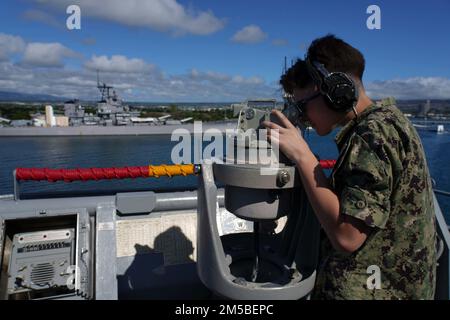 PEARL HARBOR, HAWAII (21 février 2022) le marin de quartier Isabella Torres, originaire de pêcheurs, Ind., exploite un sextant sur l'aile du pont tribord du navire d'atterrissage amphibie de la classe Harpers Ferry USS Pearl Harbor (LSD 52), alors que le navire part de Pearl Harbor, Hawaï, le 21 février 2022. Les marins et les Marines du Essex Amphiobie Ready Group (ARG) et de l'unité expéditionnaire maritime (MEU) 11th visitent Pearl Harbor, à Hawaï, le nom de l'USS Pearl Harbor (LSD 52), alors qu'ils sont en exploitation dans la flotte américaine 3rd. Banque D'Images