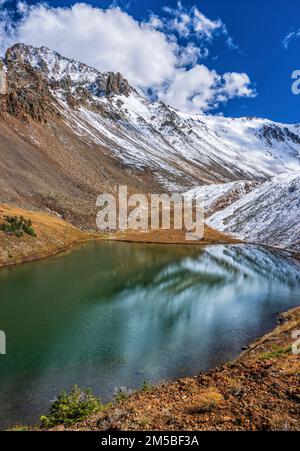 L'arrière du mont Sneffels avec de la neige fraîche se reflète dans le dynamique lac Middle Blue, près de Telluride, Colorado. Banque D'Images