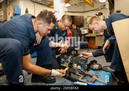 MER DES PHILIPPINES (22 février 2022) des marins nettoient et inspectent une machine à souder dans le magasin de rembobinage à bord du porte-avions de la classe Nimitz USS Abraham Lincoln (CVN 72). Abraham Lincoln Strike Group est en cours de déploiement prévu dans la zone d'exploitation de la flotte américaine 7th afin d'améliorer l'interopérabilité par le biais d'alliances et de partenariats tout en servant de force de réaction prête à l'emploi pour soutenir une région libre et ouverte d'Indo-Pacifique. Banque D'Images