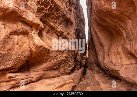 Deux grands visages de roche se réunissent pour créer un canyon de fentes à l'intérieur du four Fiery dans le parc national d'Arches près de Moab, Utah. Banque D'Images