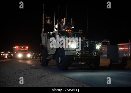 Les membres du service américain et le personnel affecté à l'escadre expéditionnaire aérien de 378th participent à un défilé des fêtes, le 25 décembre 2022, à la base aérienne de Prince Sultan. L'AEW de 378th et les organisations locales de la base accueillent régulièrement des événements visant à améliorer la qualité de vie et le moral de la SAEA. (É.-U. Photo de la Force aérienne par le sergent d'état-major Shannon Bowman) Banque D'Images