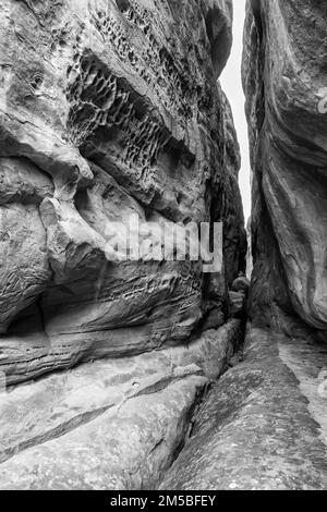 Deux rangées de nageoires créent un canyon de fentes dans Fiery Furnace, dans le parc national d'Arches, près de Moab, Utah. Banque D'Images