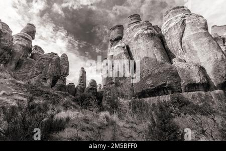 Deux rangées de nageoires se croisent au-dessus des dunes de sable dans le four Fiery, dans le parc national d'Arches, près de Moab, dans l'Utah. Banque D'Images