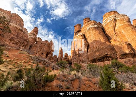 Deux rangées de nageoires se croisent au-dessus des dunes de sable dans le four Fiery, dans le parc national d'Arches, près de Moab, dans l'Utah. Banque D'Images