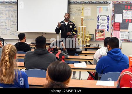 PASCAGOULA, divers (22 févr. 2021) le Cade de classe Mate 1st de Boatswain Blackston, recruteur de la Marine au Navy Talent acquisition Group la Nouvelle-Orléans, s'adresse aux élèves de l'école secondaire Pascagoula lors de la Navy week Mobile, Alabama, 22 février. La semaine de la Marine est une série annuelle d'événements qui se tiennent tout au long de l'année dans diverses villes des États-Unis sans présence importante de la Marine pour offrir aux citoyens l'occasion d'interagir avec les marins et d'en apprendre davantage sur la Marine et ses capacités. Banque D'Images