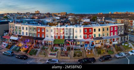 Vue aérienne de 34th maisons en rangée de blocs de rue avec les célèbres lumières de Noël à Baltimore Maryland avec le ciel spectaculaire de coucher de soleil Banque D'Images