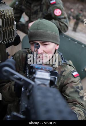 Un soldat polonais affecté à la Brigade des fusils à Canon 21st regarde les sites d'une mitrailleuse M240B lors d'un événement combiné aux côtés de l'équipe de combat de la Brigade 3rd, 82nd Airborne Division à Nowa Deba, Pologne, 22 février. L’événement de formation a permis aux alliés de se connaître les équipements, les capacités et les tactiques de l’autre afin d’améliorer notre état de préparation et de renforcer notre Alliance de l’OTAN. La division Airborne 82nd est actuellement déployée en Pologne pour former et opérer aux côtés de nos alliés polonais. Elle constitue une excellente occasion d'améliorer la formation tactique et d'accroître notre interopérabilité Banque D'Images