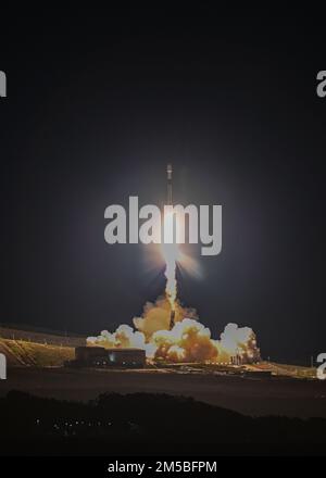 L'équipe Vandenberg a lancé une mission internationale dirigée par la National Aeronautics and Space Administration (NASA) et l'Agence spatiale française Centre National d'études Spatiales (CNES), le satellite SWOT (surface Water and Ocean Topography) à bord d'un véhicule SpaceX Falcon 9 du Space Launch Complex 4-E ici, le jeudi 16 décembre, vers 3 h 46 Heure normale du Pacifique. (É.-U. Photo Space Force par Airman 1st classe Ryan Quijas) Banque D'Images
