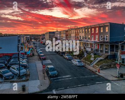 Vue aérienne de 34th maisons en rangée de blocs de rue avec les célèbres lumières de Noël à Baltimore Maryland avec le ciel spectaculaire de coucher de soleil Banque D'Images