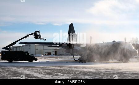 ÉTATS-UNIS Le Sgt. Maître de la Force aérienne le Sgt. Maître Jonathan Hart, 120th Groupe de maintenance exploite un bras de dégivrage pour préparer un Hercules C-130 pour le vol à la base de la Garde nationale aérienne du Montana, à Great Falls, au Montana, le 22 février 2022. Le MXG 120th maintient la préparation de la mission avec des aviateurs prêts et des avions prêts dans tous les types de temps. Banque D'Images