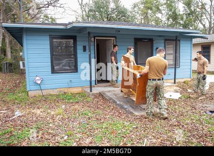 Les marins affectés à l'unité mobile de plongée et de récupération 2 et à l'unité mobile d'élimination des explosifs d'artillerie 12 déplacent une armoire de cuisine au cours d'un événement de relations communautaires tenu à un lieu de construction Habitat pour l'humanité à Prichard, Alabama, le 22 février 2022. L'événement faisait partie de la semaine de la marine mobile, où des marins de différentes unités de la Marine aux États-Unis ont été mis en contact avec des membres de la communauté. Les semaines de la Marine consistent en une série d'événements coordonnés par le Bureau de la liaison communautaire de la Marine, conçus pour donner aux Américains l'occasion d'en apprendre davantage sur la Marine, son peuple et son importance pour la nation Banque D'Images