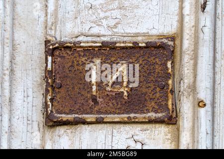 Ancienne affiche avec le numéro de maison 14 sur le fond du mur. Photo de haute qualité Banque D'Images