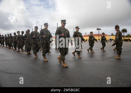 ÉTATS-UNIS Marine corps recrute avec Hotel Company, 2nd Recruit Training Battalion, debout en formation pendant l'exercice de commande rapprochée au Marine corps Recruit Depot San Diego, 23 février 2022. Les maîtres de forage ont marqué les pelotons en fonction des uniformes, des roulements militaires et des mouvements. Un exercice en ordre serré est un moyen important par lequel une recrue développe un état élevé de discipline, de confiance et de respect pour l'autorité, le travail d'équipe, l'esprit d'unité et la volonté instantanée d'obéir aux ordres. . Banque D'Images