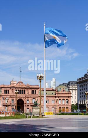 Plaza de Mayo à Buenos Aries. Place centrale de Buenos Aires avec le drapeau argentin en été à côté du palais présidentiel. Attractions, voyages et tourisme en Argentine. Photo de haute qualité Banque D'Images