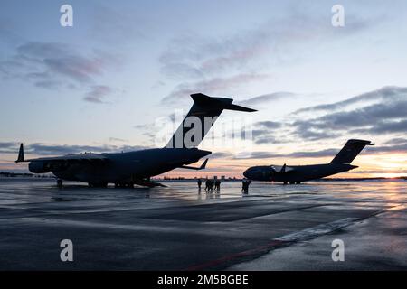 ÉTATS-UNIS Des spécialistes du groupe tactique de contrôle aérien (TACP) du détachement 1, 3rd de l'escadron des opérations de soutien aérien, et des aviateurs de combat affectés au détachement 3, 1st de l'escadron de temps de combat, embarquent à bord d'une Garde nationale aérienne de l'Alaska C-17 Globemaster III tout en effectuant des opérations aériennes à la base interarmées Elmendorf-Richardson, Alaska, le 22 février 2022. Les membres de la 176th Escadre de la Garde nationale aérienne de l’Alaska ont fourni un soutien aérien à l’entraînement. Les aviateurs de guerre spéciaux de la Force aérienne ont mené la formation pour démontrer leurs compétences aéroportées et de préparation à la mission dans les conditions arctiques. Banque D'Images