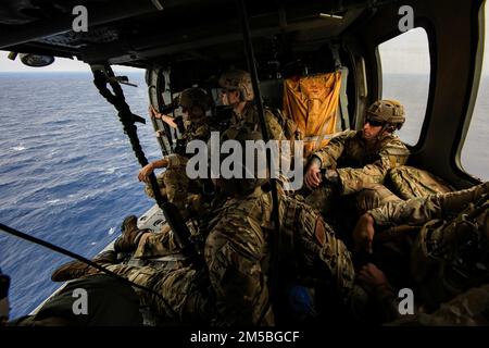 MER DES PHILIPPINES (22 février 2022) les marins, affectés à l'unité mobile d'élimination des munitions explosives (EODMU) 3, se déplacent à bord d'un hélicoptère MH-60s Sea Hawk, affecté aux « Chargers » de l'Escadron de combat de la mer (HSC) 14, pour s'entraîner sur les procédures d'hélicoptère, de visite, de navigation, de perquisition et de saisie (HVBSS). Abraham Lincoln Strike Group est en cours de déploiement prévu dans la zone d'exploitation de la flotte américaine 7th afin d'améliorer l'interopérabilité par le biais d'alliances et de partenariats tout en servant de force de réaction prête à l'emploi pour soutenir une région libre et ouverte d'Indo-Pacifique. Banque D'Images